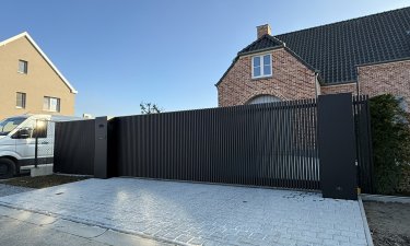 Aluminium schuifpoort aan oprit — Linter